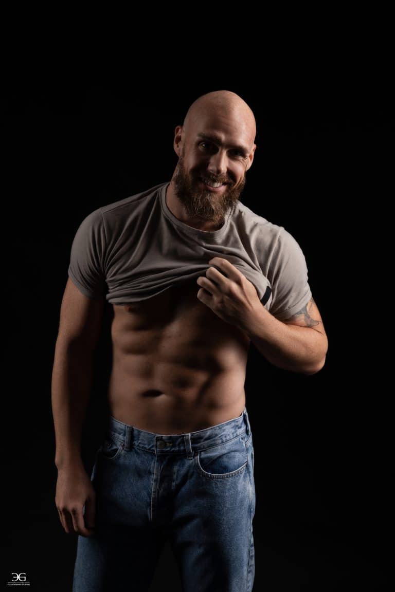 Men's fitness portrait highlighting abdominal and upper body definition